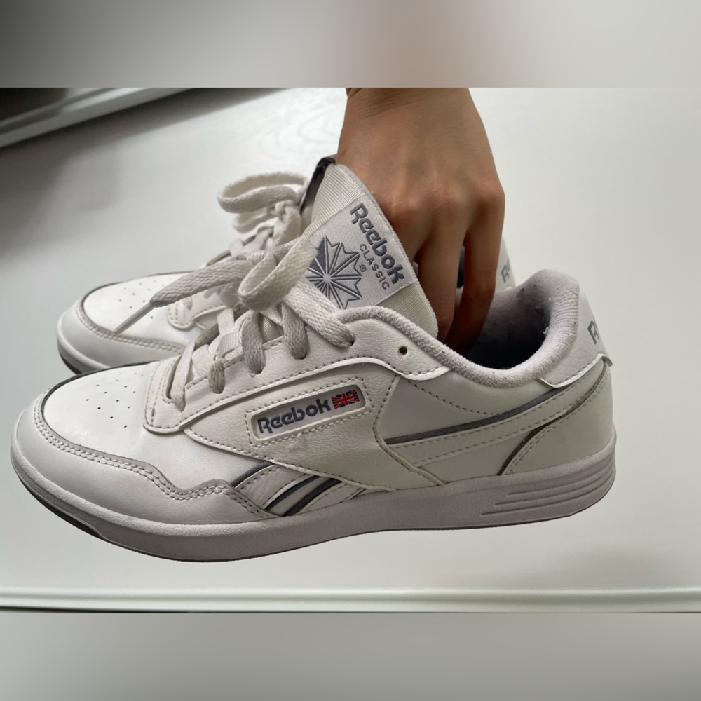 Reebok classic tennis shoes